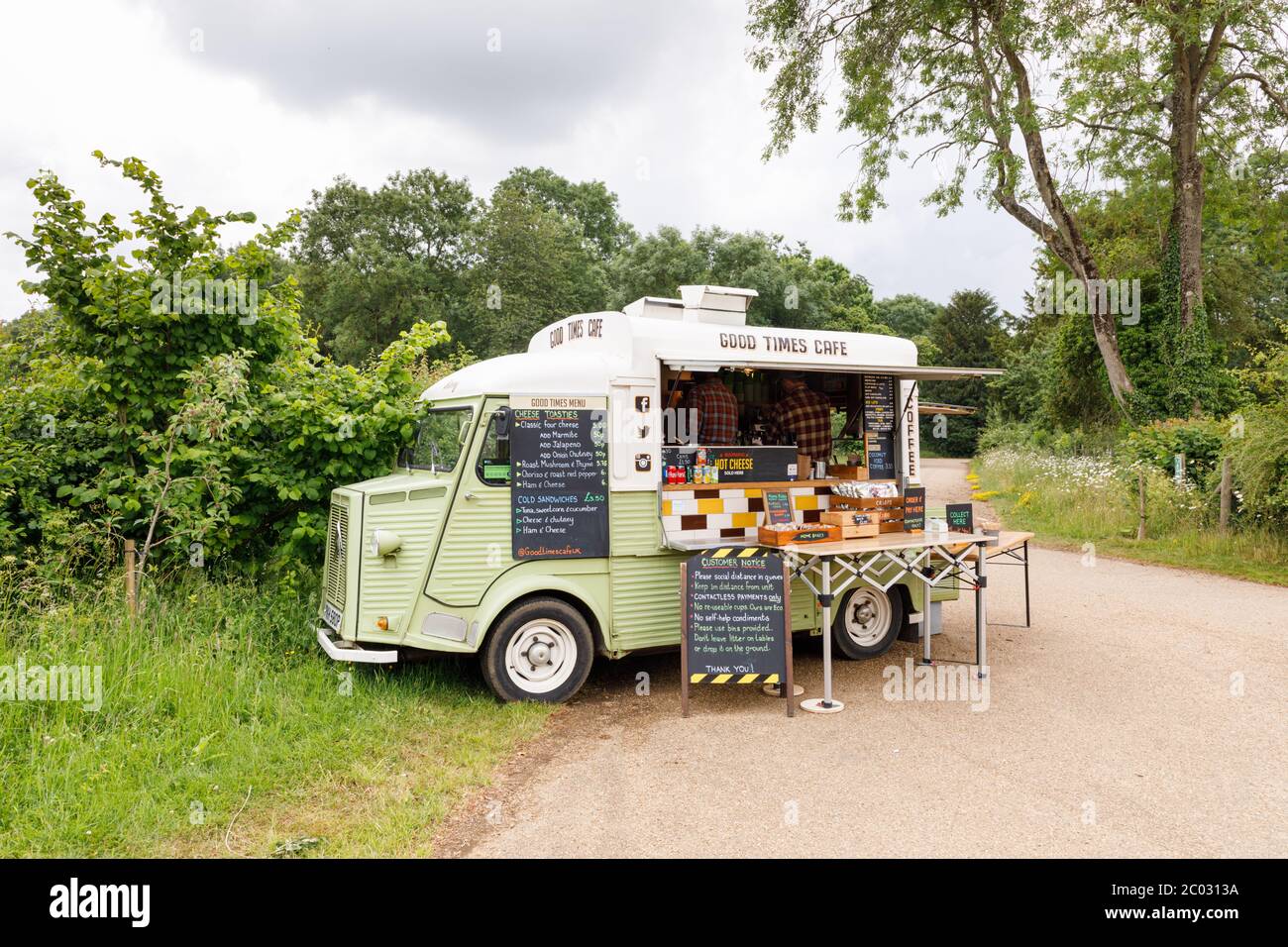 Stowe, Buckinghamshire, Reino Unido - 10 de junio de 2020: Venta de  refrescos de una furgoneta Citroen en la carretera. Una pizarra muestra las  instrucciones de Coronavirus Fotografía de stock - Alamy