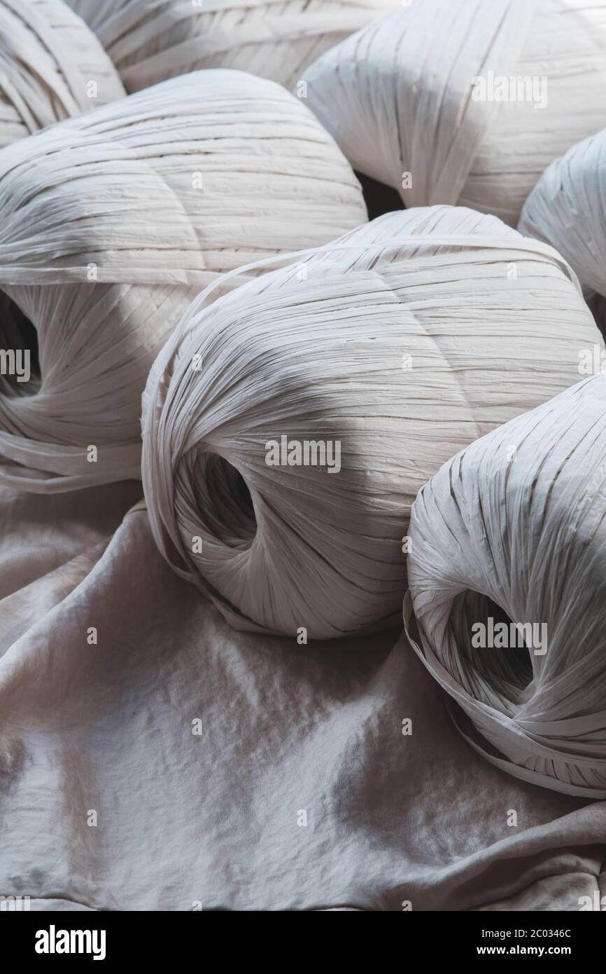 Cuerdas de rafia blanca macrame en madriguetas. Crocheting, netting objetos de artesanía Foto de stock