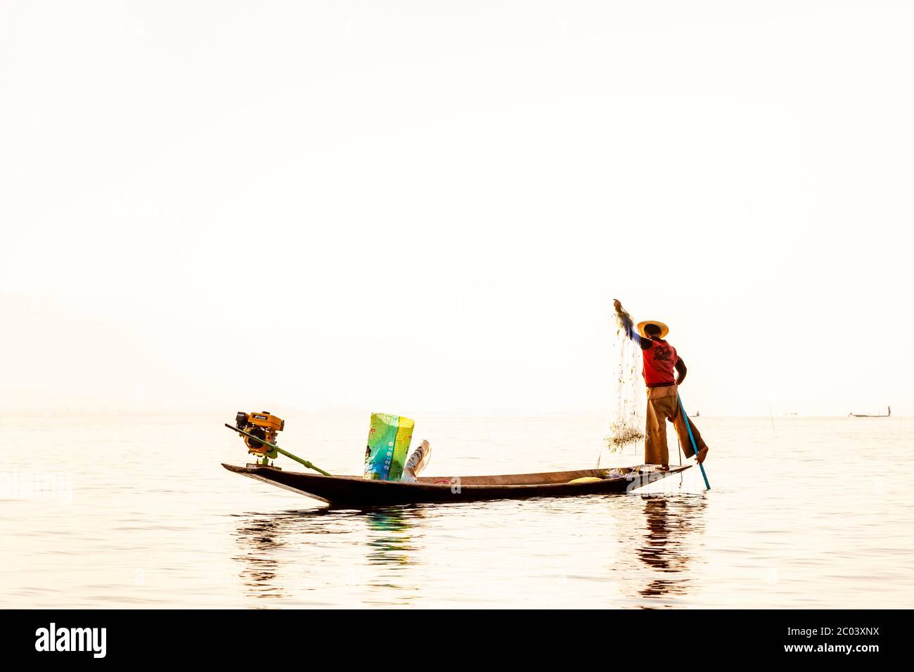 Un pescador en el lago Inle, estado de Shan, Myanmar. Foto de stock