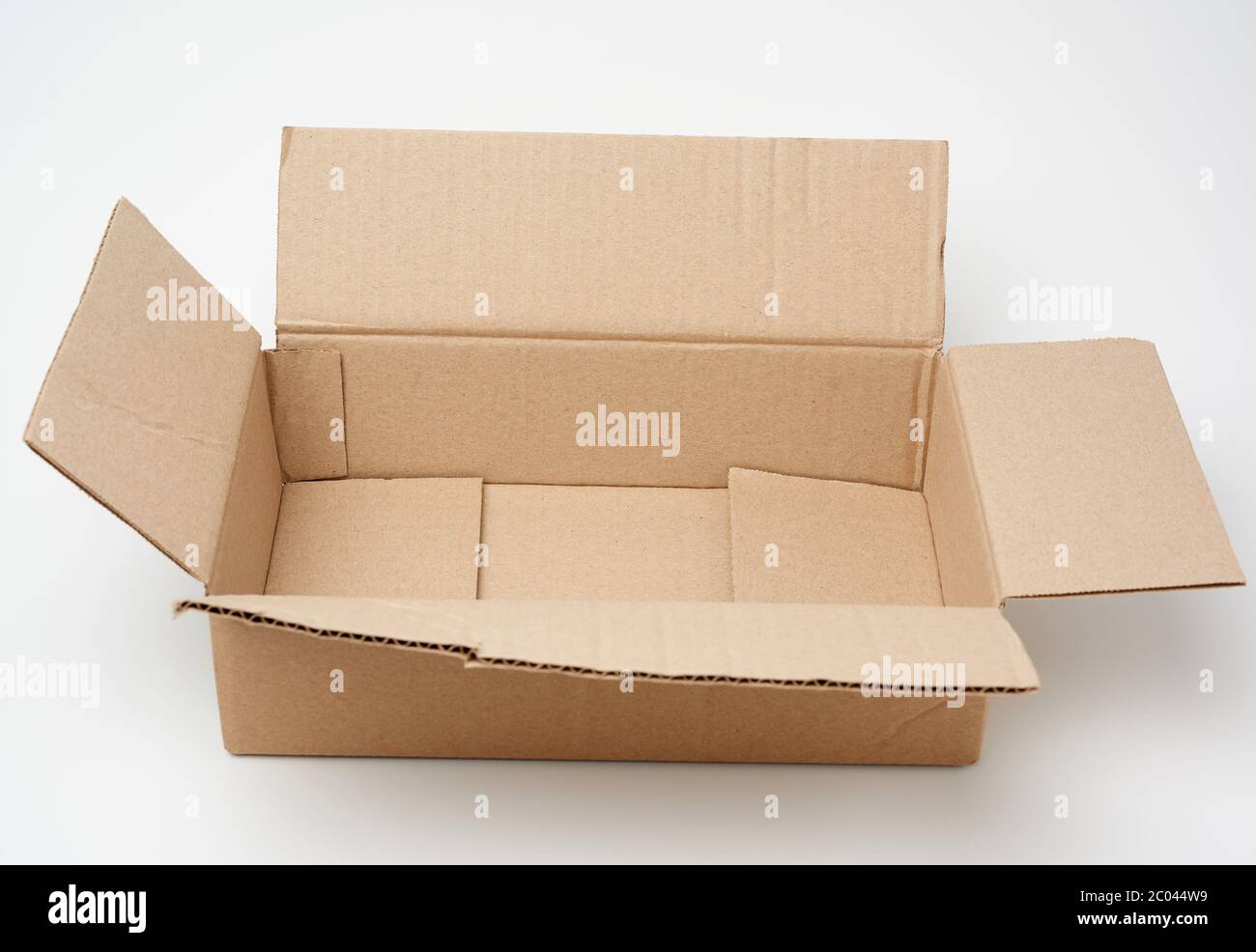 caja rectangular vacía abierta de cartón corrugado marrón sobre fondo  blanco, vista superior Fotografía de stock - Alamy