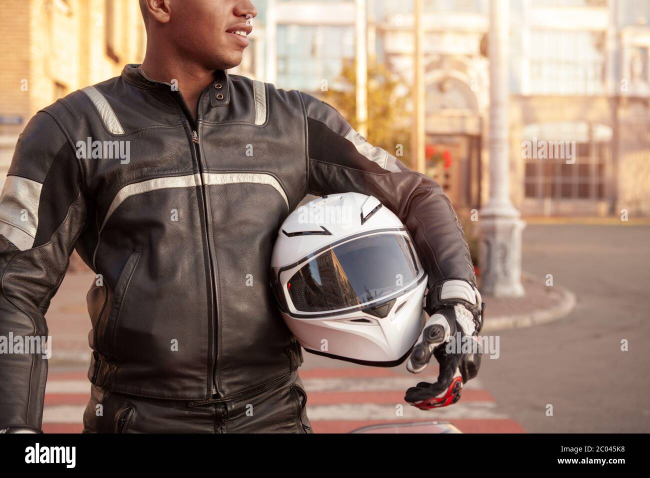Hombre moto moto Yamaha reflejan la seguridad vial ropa ropa de moto boot  obtiene nublado gris no tráfico del casco Fotografía de stock - Alamy