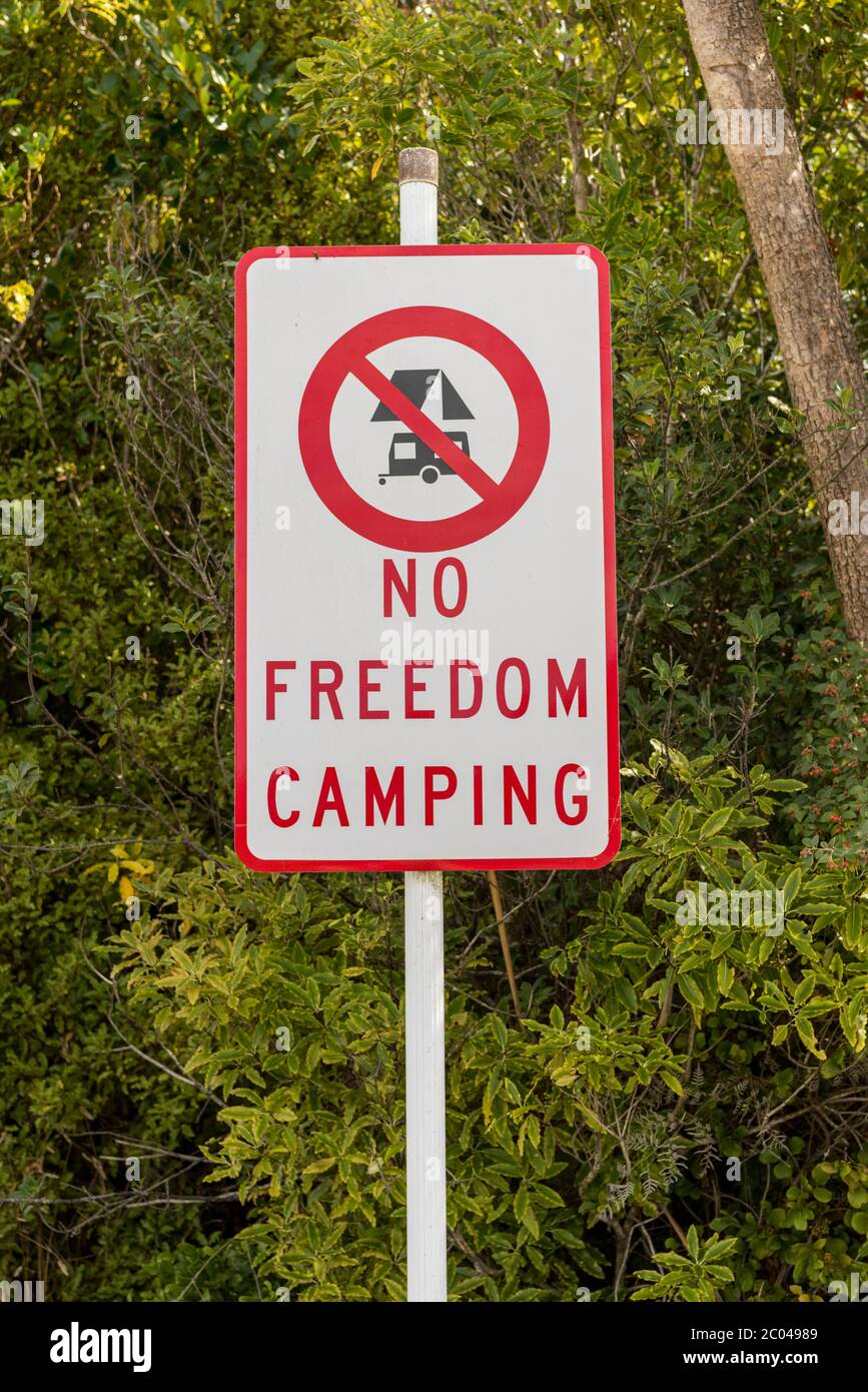 Un cartel de no libertad de camping en Nueva Zelanda Foto de stock
