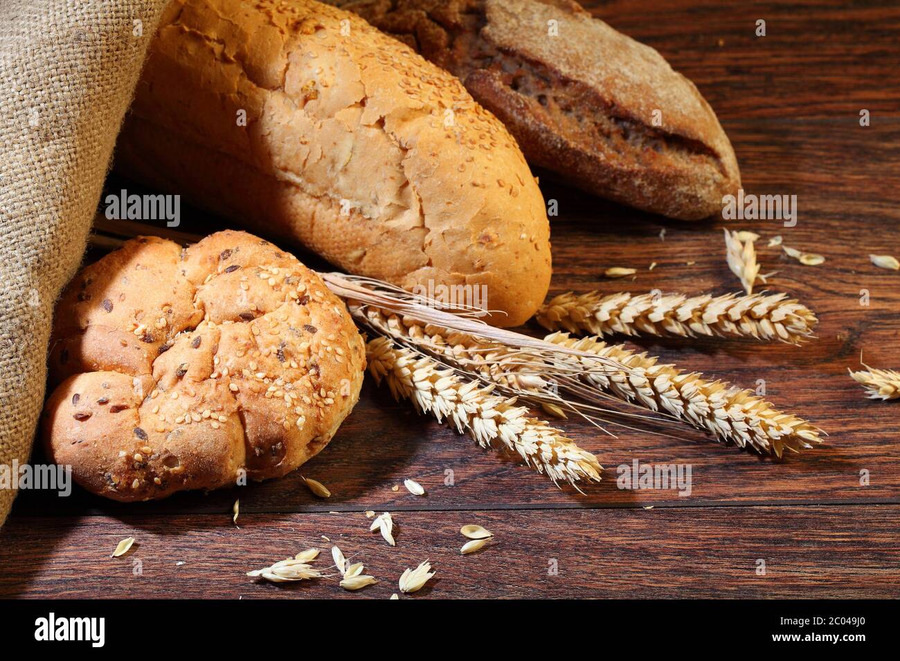 Pan de una casa y conos en una mesa de madera Foto de stock