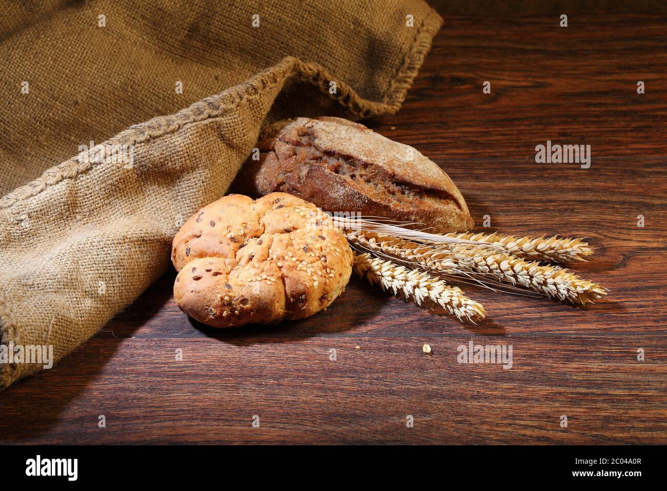 Pan de una casa y conos en una mesa de madera Foto de stock