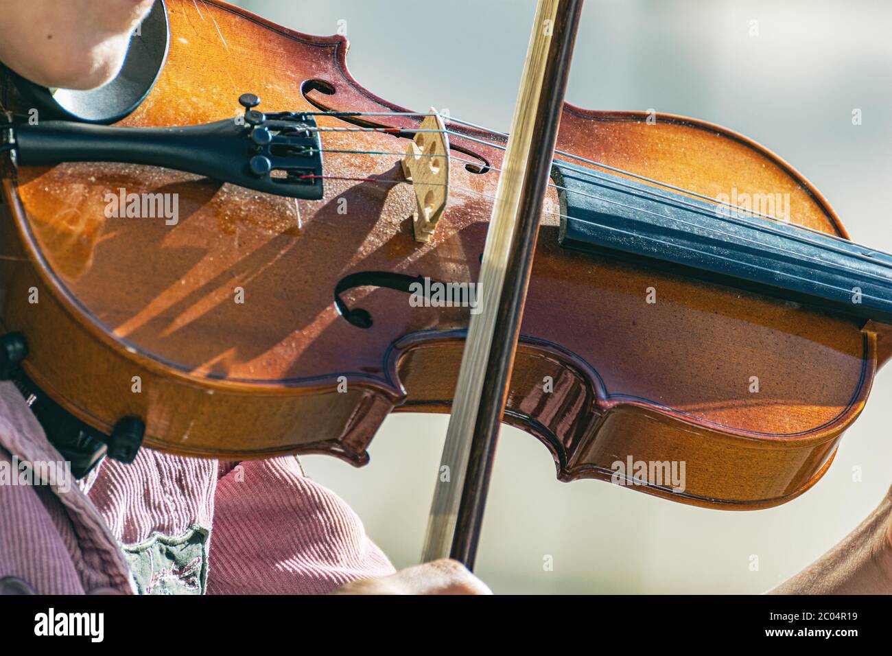 Abrazadera Blanco Leeds niña toca el violín en la calle de una ciudad moderna. Músico de calle  Fotografía de stock - Alamy