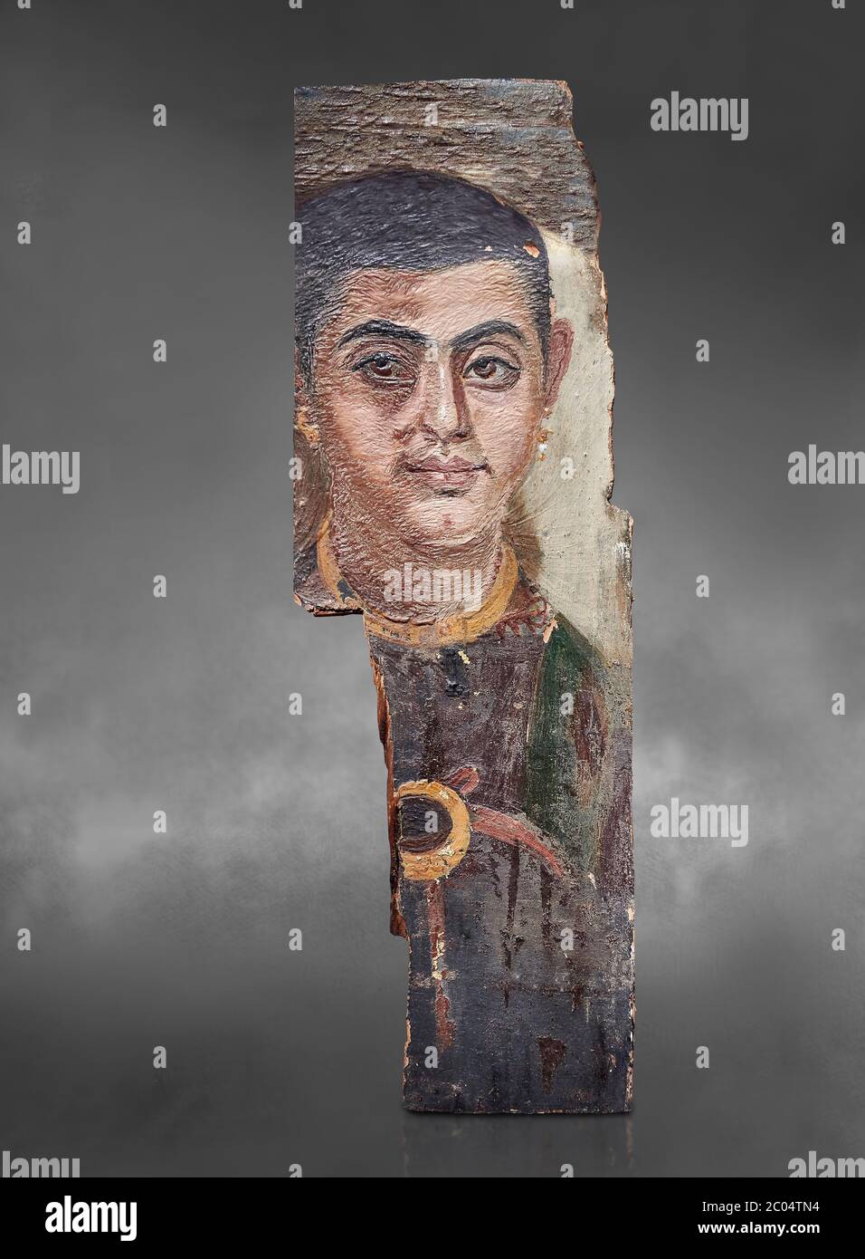 Retrato de momia romana egipcia o retrato de momia Fayum pintado de panel de un hombre, período romano, 1 a 3 céntimos de Cristo, Egipto. Museo Egipcio, Turín. Ba gris Foto de stock