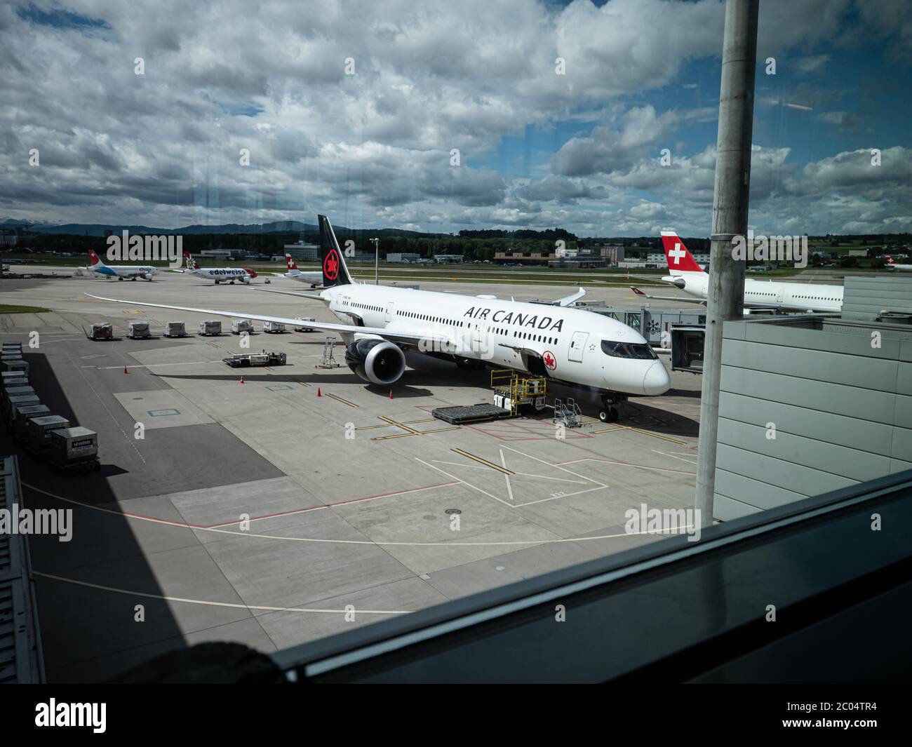 Air Canada Boeing 737 Dreamliner despegue en el aeropuerto de Zúrich Foto de stock