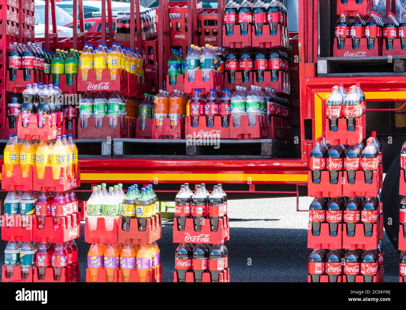 Botellas de bebidas frescas Marca Coca cola en cajas en un camión y en la  calle en Sudáfrica Fotografía de stock - Alamy