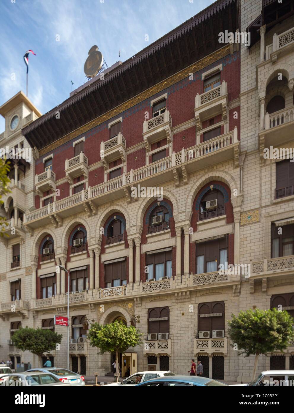 El edificio del banco NEO-Mamuk Misr construido por el arquitecto Antonio Lalsciac en 1927, el Cairo, Egipto Foto de stock