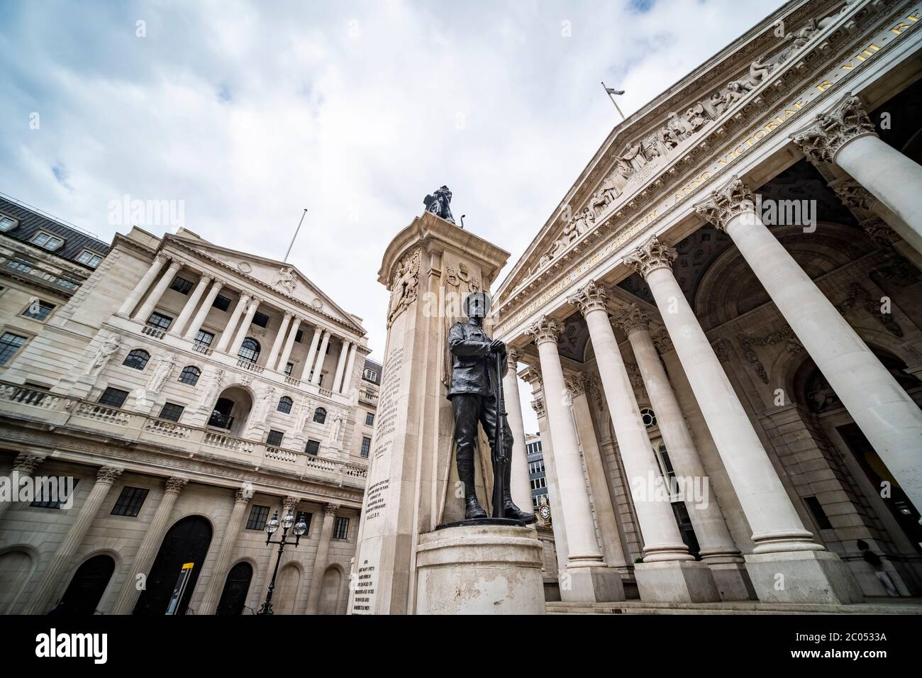 LONDRES- JUNIO de 2020: Banco de Inglaterra y edificio de la Bolsa Real, un edificio histórico y famoso en la ciudad de Londres Foto de stock