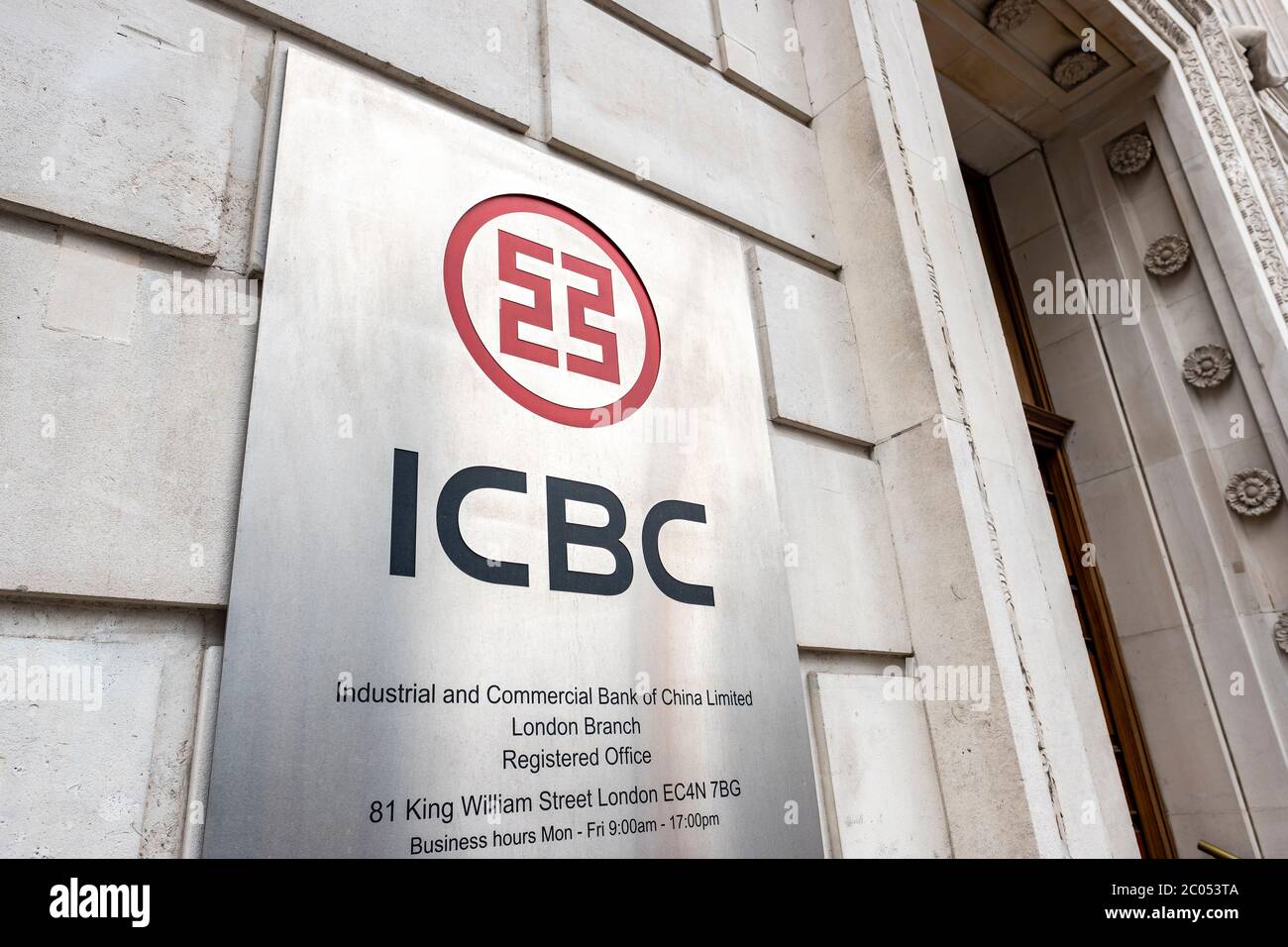LONDRES- JUNIO de 2020: Banco Industrial y Comercial de China, o ICBC. Exterior y señalización, un banco comercial internacional y de inversión situado en Foto de stock