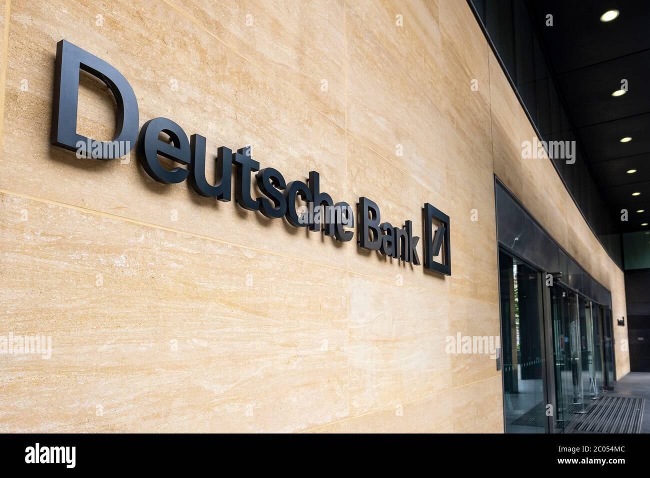 LONDRES- JUNIO de 2020: Deutsche Bank en la ciudad de Londres, un gran proveedor de servicios financieros globales alemán Foto de stock