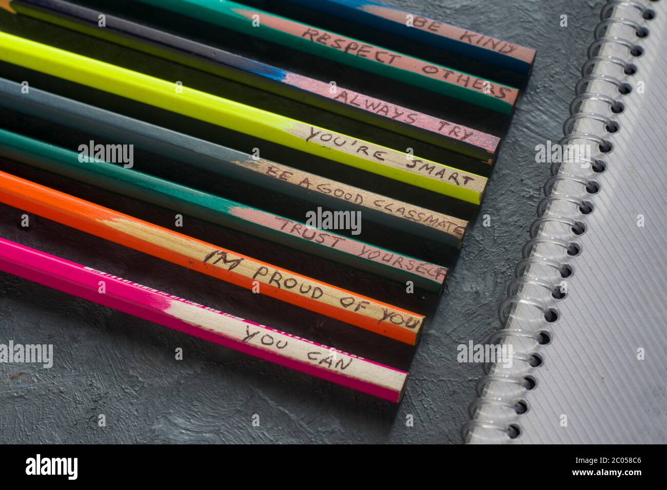 Algunos mensajes educativos para niños en lápices de colores Fotografía de  stock - Alamy