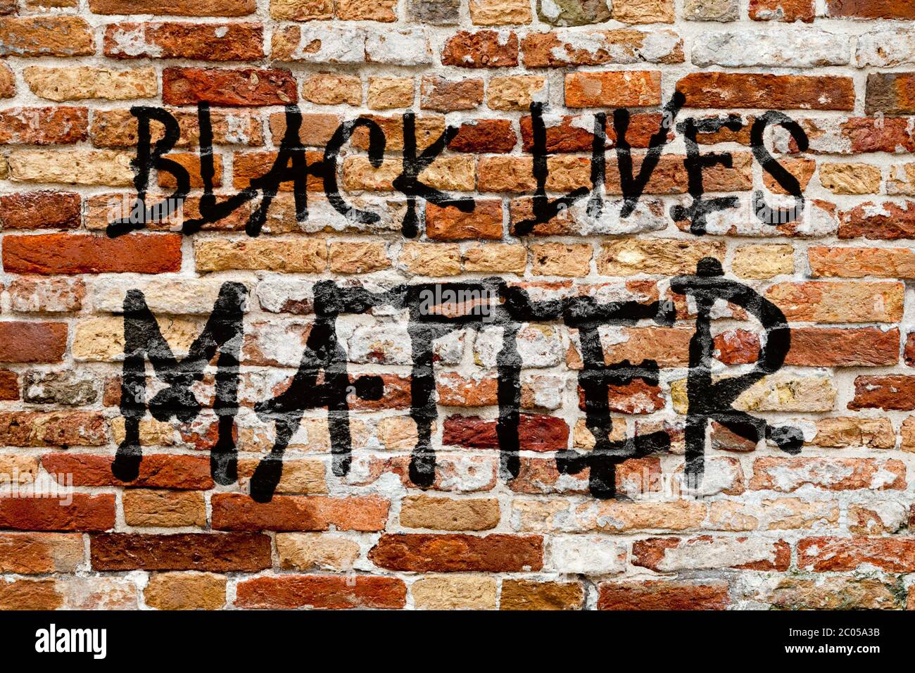 Primer plano sobre la frase "Black Lives Matter" pintada en una pared de ladrillo. Foto de stock