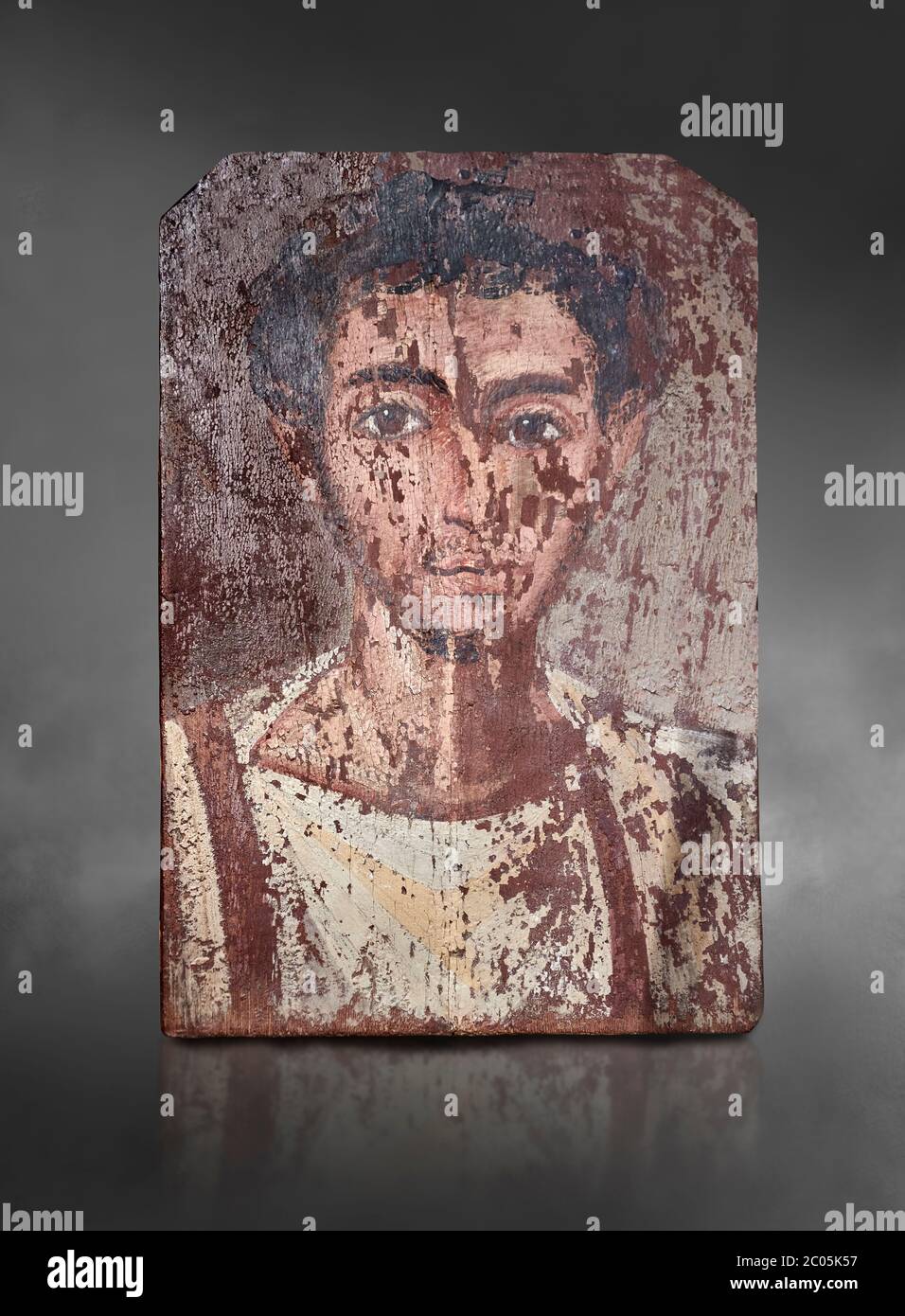 Retrato de momia romana egipcia o retrato de momia Fayum pintado de panel de un hombre, período romano, 1 a 3 céntimos de Cristo, Egipto. Museo Egipcio, Turín. Ba gris Foto de stock