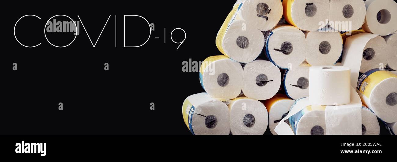 Cesta llena de rollos de papel higiénico blanco, ilustrativo del  almacenamiento de rollos de papel higiénico durante la epidemia del virus  de la corona (Covid 19), marzo de 2020 Fotografía de stock - Alamy