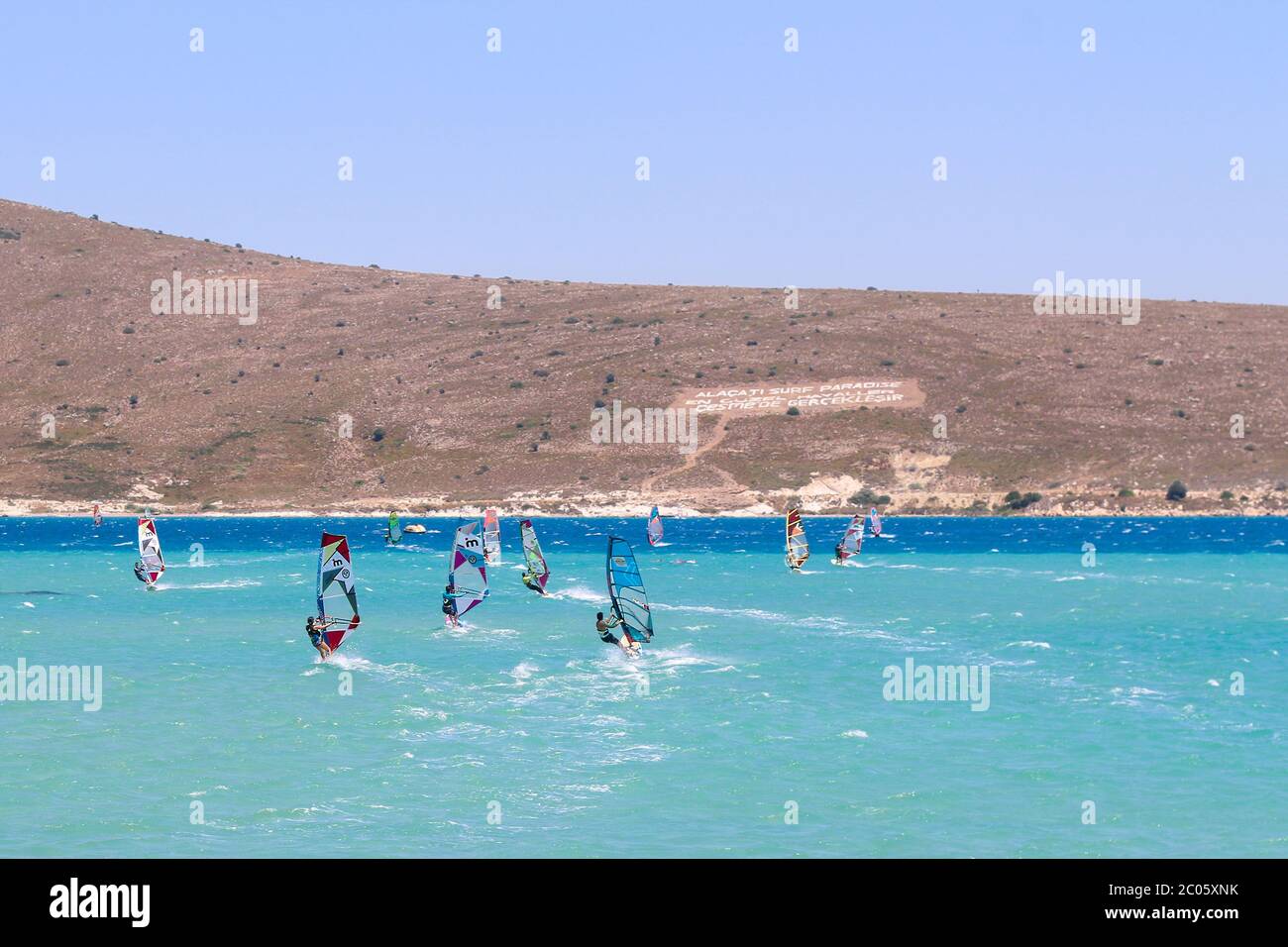 Sesiones de entrenamiento de windsurf para niveles de principiante a intermedio y preparativos de nivel experto para el Concurso Mundial de Windsurf de PWA en Alacati. Foto de stock