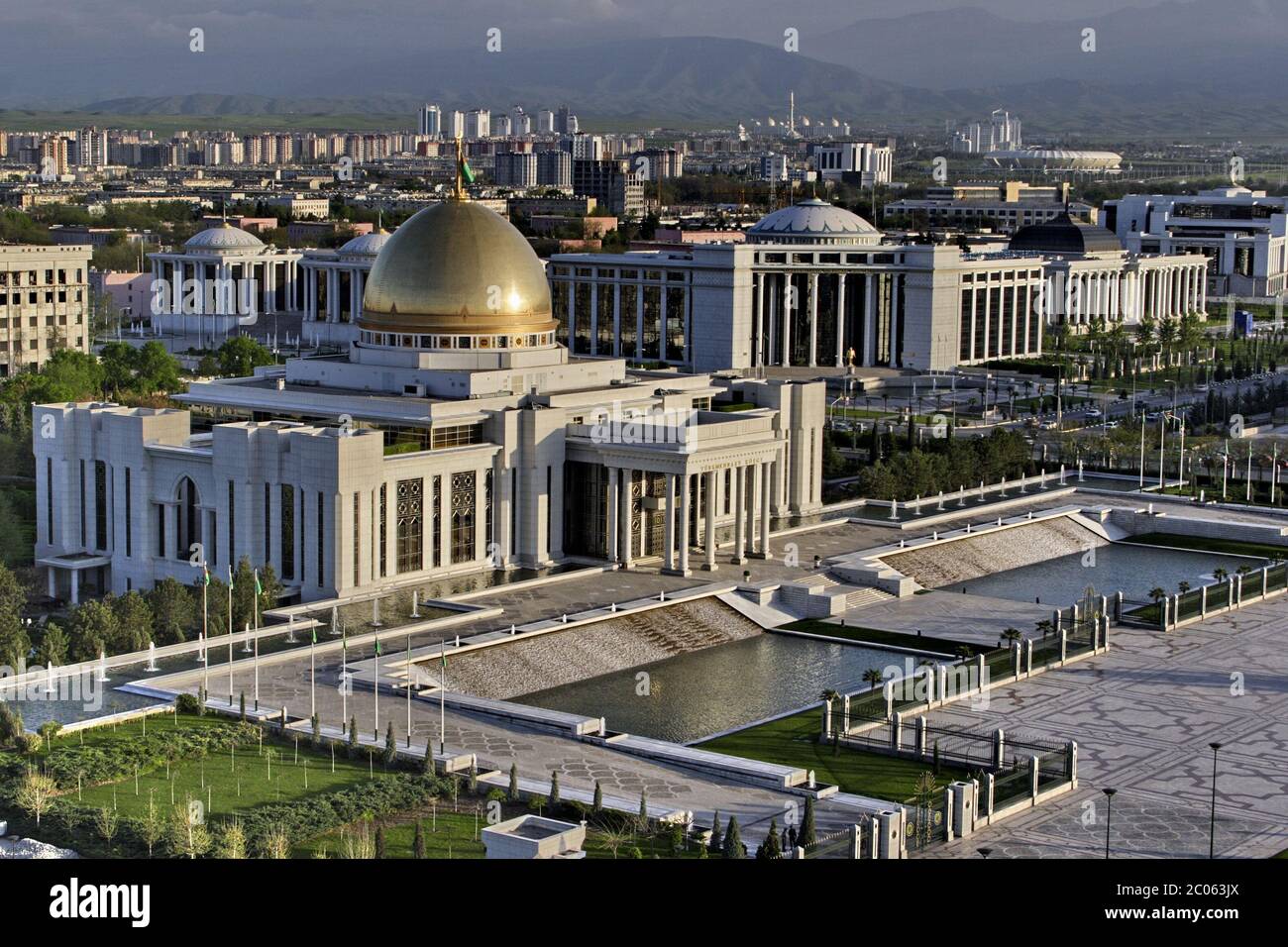 Vistas generales al palacio del presidente. Ashkhabad. Turkmenistán. Foto de stock