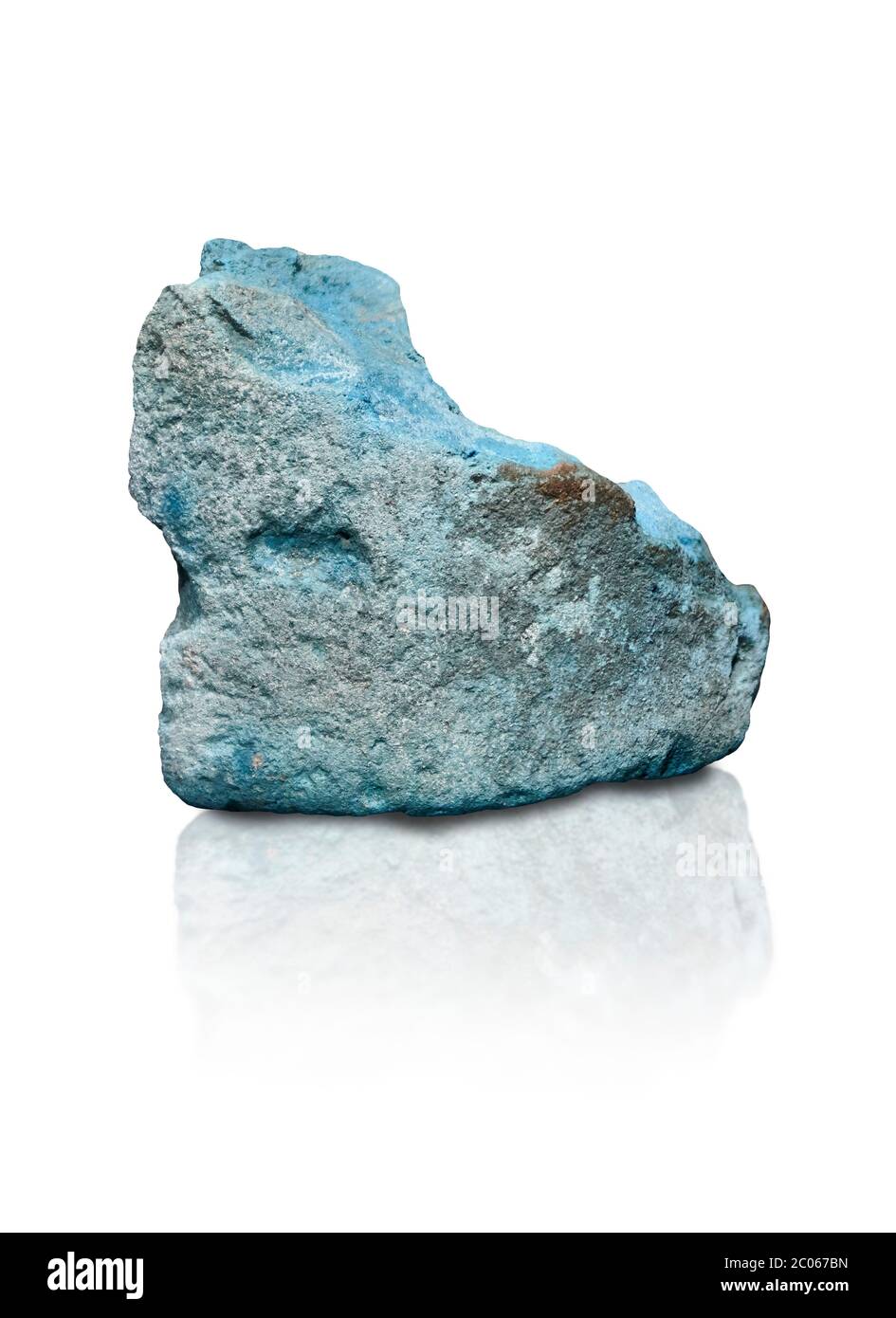 Antiguo fragmento egipcio de pigmento azul, 1292-1076-20ª Dinastía (19 AC, Deir el-Medina. Museo Egipcio, Turín. Schiaparelli Cat 9929. Fondo blanco Foto de stock