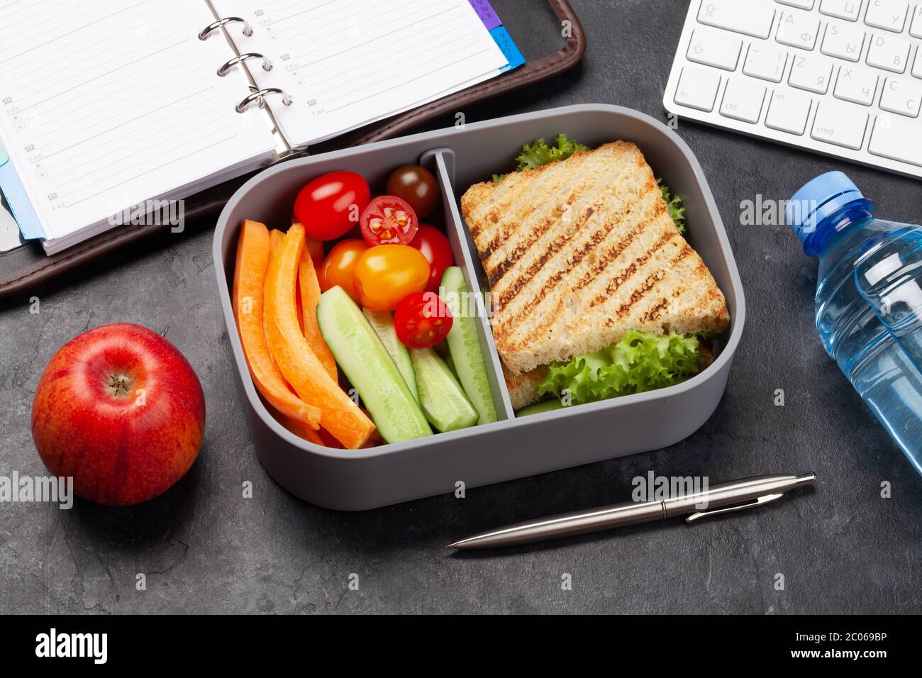 https://c8.alamy.com/compes/2c069bp/caja-de-almuerzo-saludable-con-sandwich-y-verduras-en-la-mesa-de-la-oficina-2c069bp.jpg