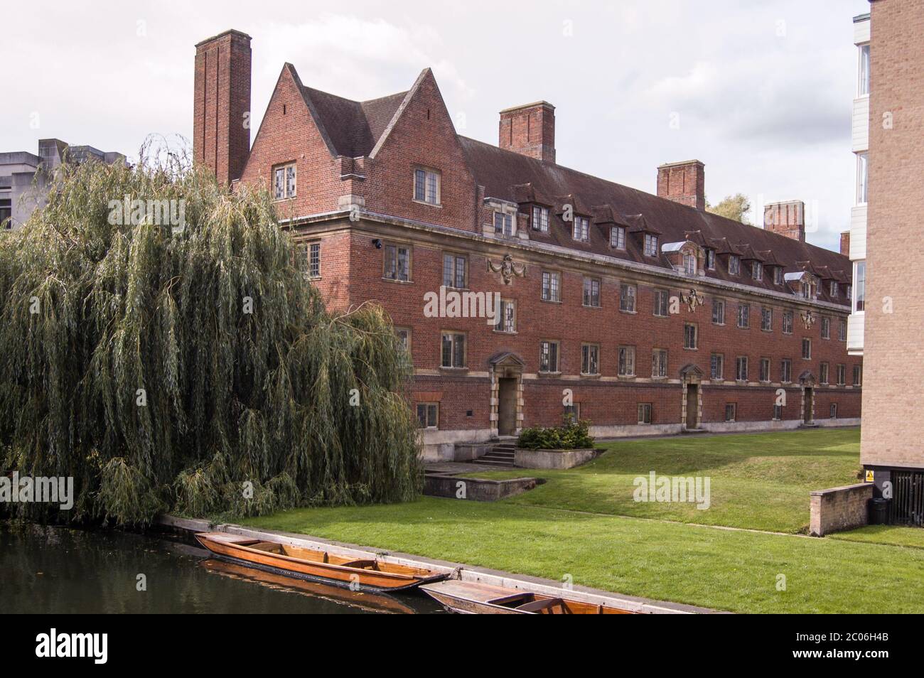 Vista del St John's College a orillas del río Cam. Parte de la Universidad de Cambridge. Foto de stock