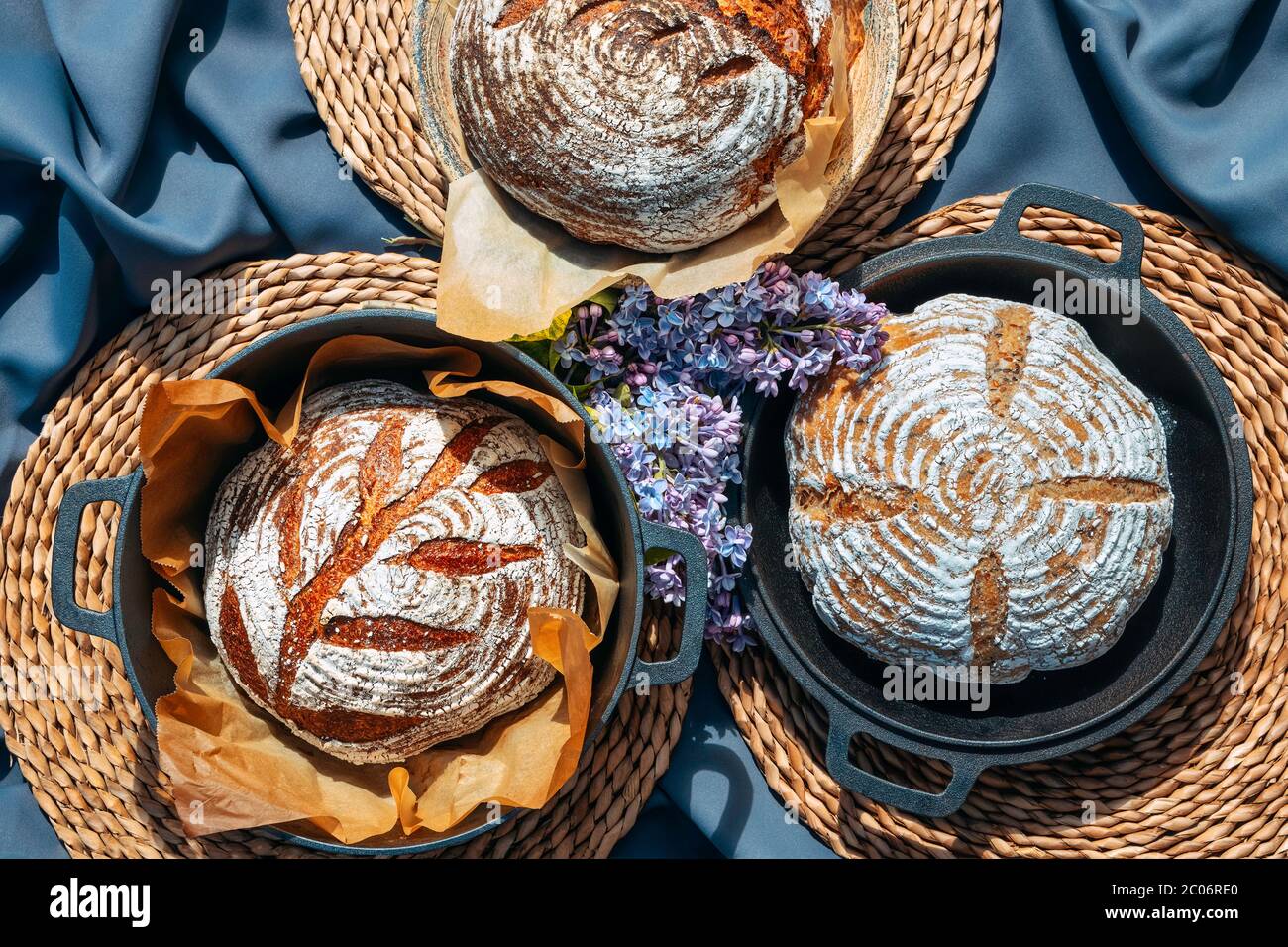 Pan casero orgánico. Pan de masa fermentada artesanal recién horneado. Alimentos saludables. Con 100% de grano entero, harina germinada y sin azúcares añadidos y vegeta Foto de stock