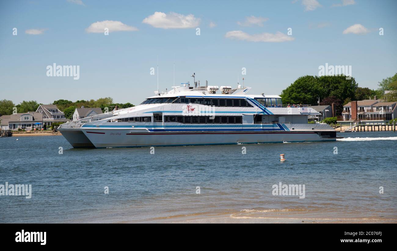 El ferry de la línea Hy 'Gray Lady' sale del puerto de Hyannis en su camino a Marth's Vineyard, Massachusetts Foto de stock