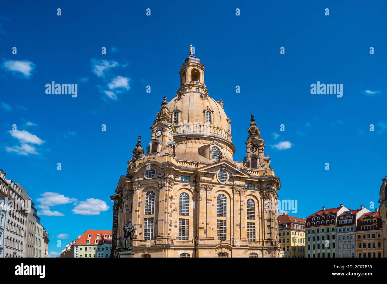 Iglesia de nuestra Señora (Frauenkirche) en la plaza Neumarkt en el centro de Dresde en verano con cielo azul, Alemania, detalles, primer plano Foto de stock