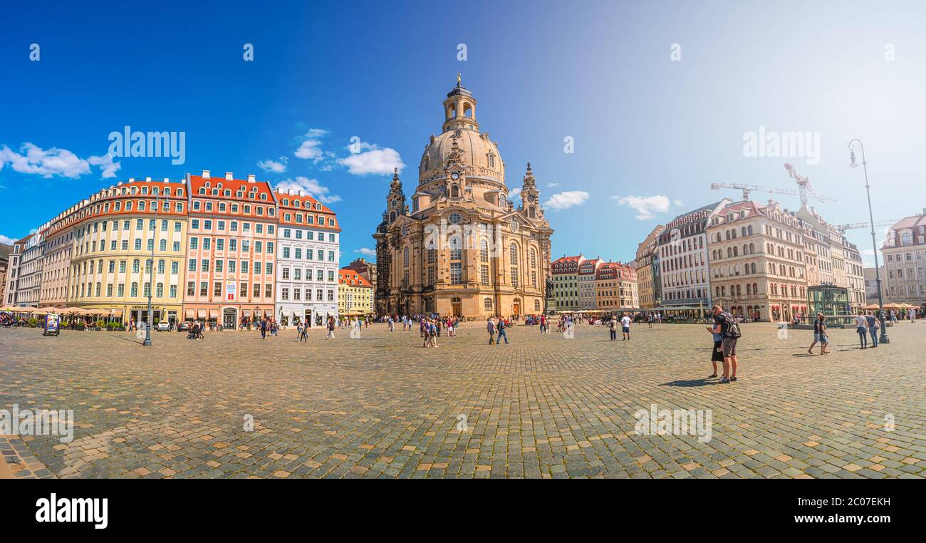 Vista panorámica del centro histórico, la Iglesia de nuestra Señora (Frauenkirche) y la plaza Neumarkt en el centro de Dresden en verano con cielo azul, Alemania, de Foto de stock