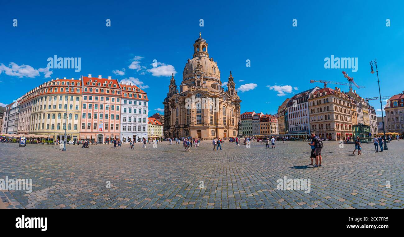 Vista panorámica del centro histórico, la Iglesia de nuestra Señora (Frauenkirche) y la plaza Neumarkt en el centro de Dresden en verano con cielo azul, Alemania, de Foto de stock