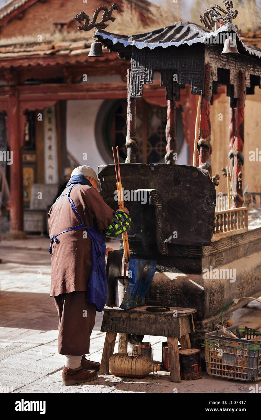 Monje-incienso budista chino palos-incensario de hierro. Sección de las Grutas de Qianfo-Templo Mati Si-Zhangye-Gansu-China-0921 Foto de stock