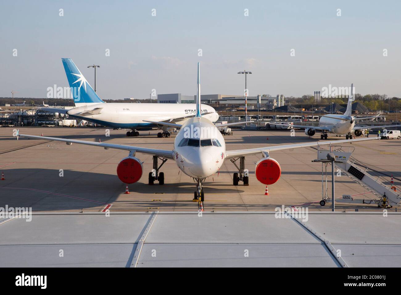 Abgestellte Flugzeuge nach vollständigem Erliegen des Personenflugverkehrs im Zusammenhang mit der Corona-Kise am Flughafen Köln/Bonn. Köln; 07.04.20 Foto de stock