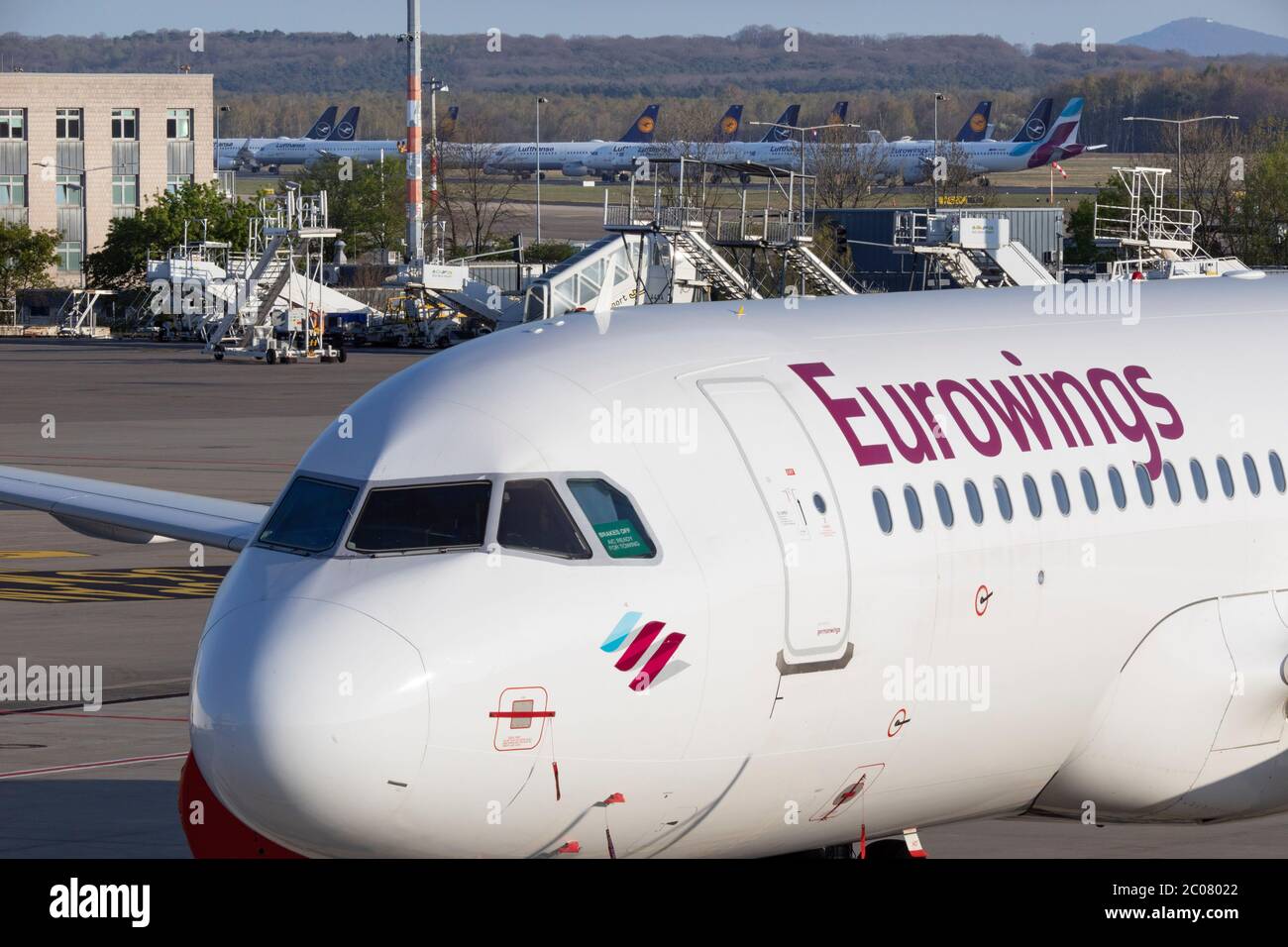 Abgestellte Flugzeuge nach vollständigem Erliegen des Personenflugverkehrs im Zusammenhang mit der Corona-Kise am Flughafen Köln/Bonn. Köln; 07.04.20 Foto de stock