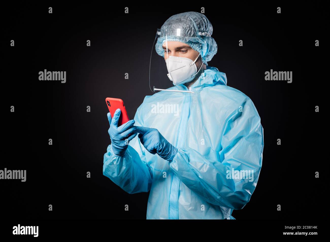Perfil Foto De Guy Doc Virologist Mantener Telefono Chat Pacientes En Linea Usar Guantes Mascarilla Mascarilla Mascara Azul Uniforme Casquete Quirurgico Protector Facial Fotografia De Stock Alamy