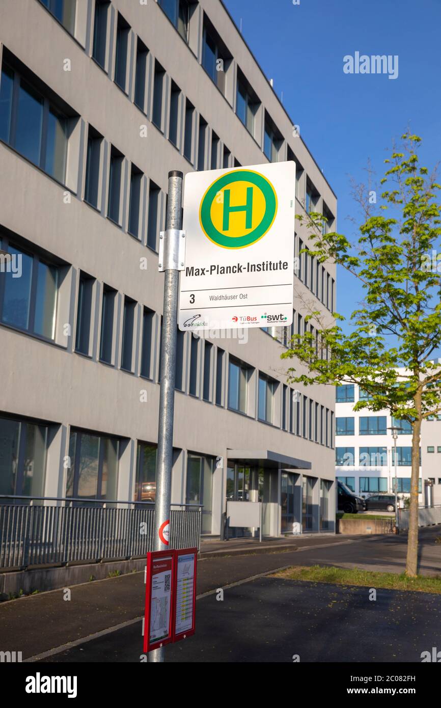 Haltestelle Max-Planck-Institute vor dem alten Gebäude des Tübinger Pharmaunternehmens CureVac AG. Tübingen, 19.04.2020 Foto de stock