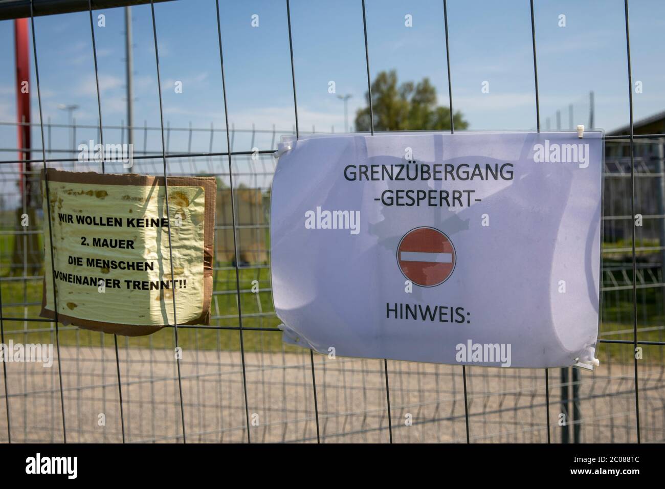 Wegen der Ausbreitung des Corona-virus haben die Schweiz und Deutschland ihre Grenzen geschlossen. Nun findet die Konversation am Grenzzaun statt. Kon Foto de stock