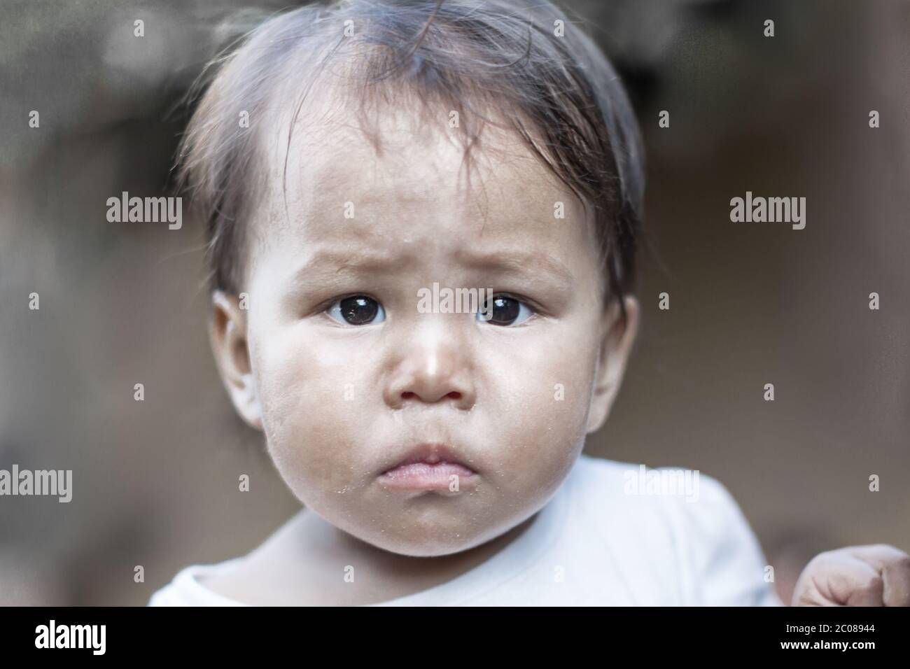 Un Bebe Que Vive En La Pobreza Sucio Y Triste El Hambre Y La Pobreza En El Mundo Fotografia De Stock Alamy