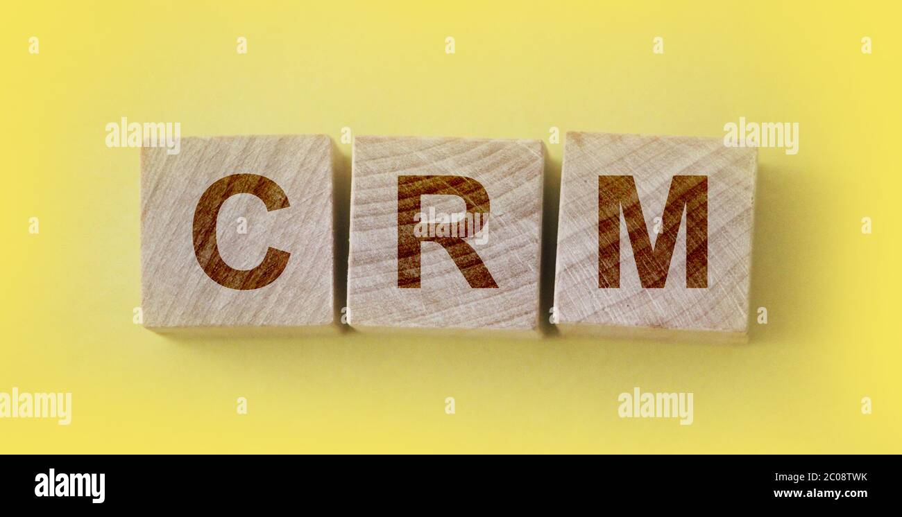CRM relación con el cliente Marketing escrito en cubos de madera. Concepto de negocio Foto de stock