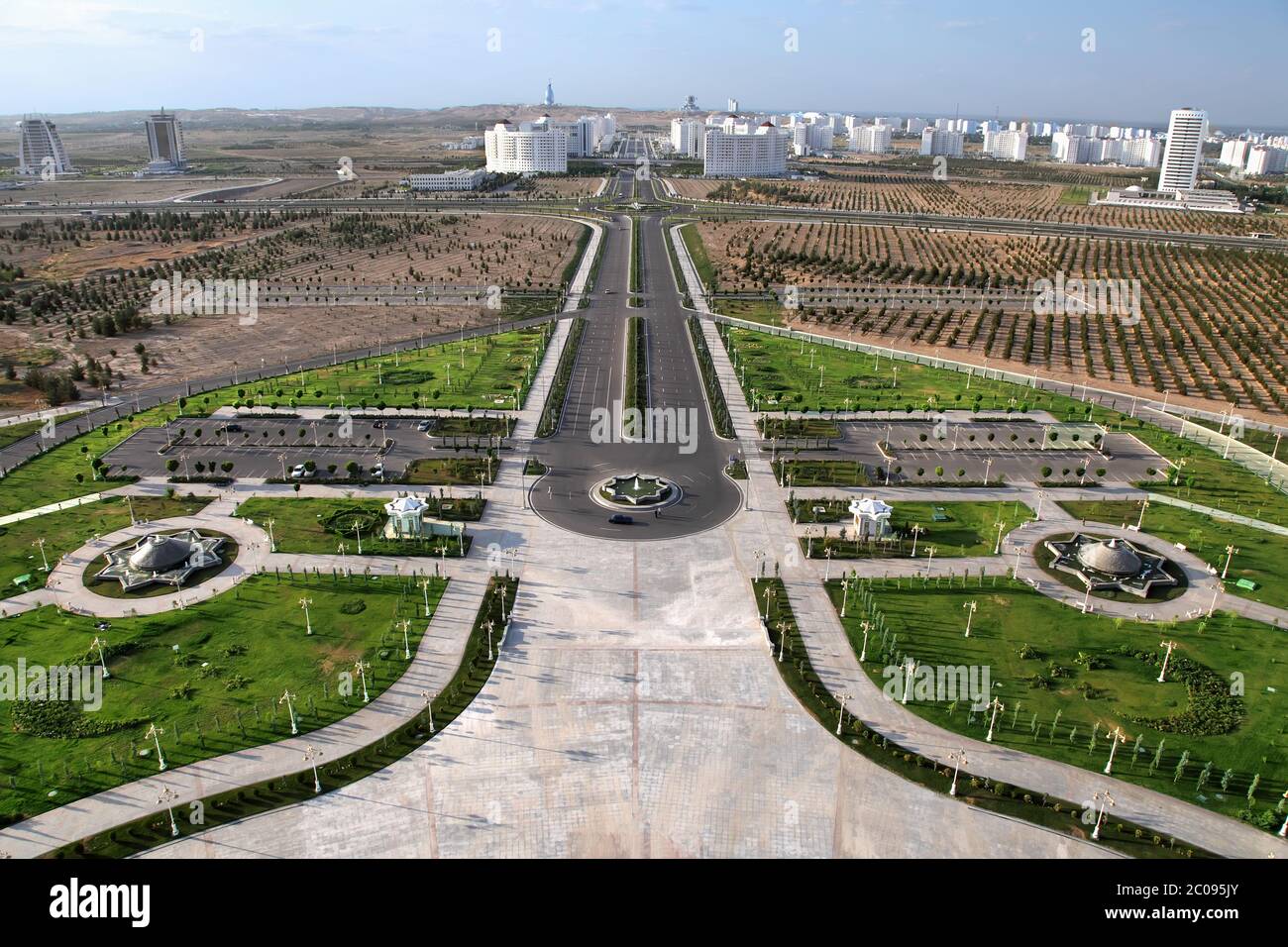 Vistas generales al nuevo parque y distrito. Ashkhabad. Turkmenistán. Foto de stock