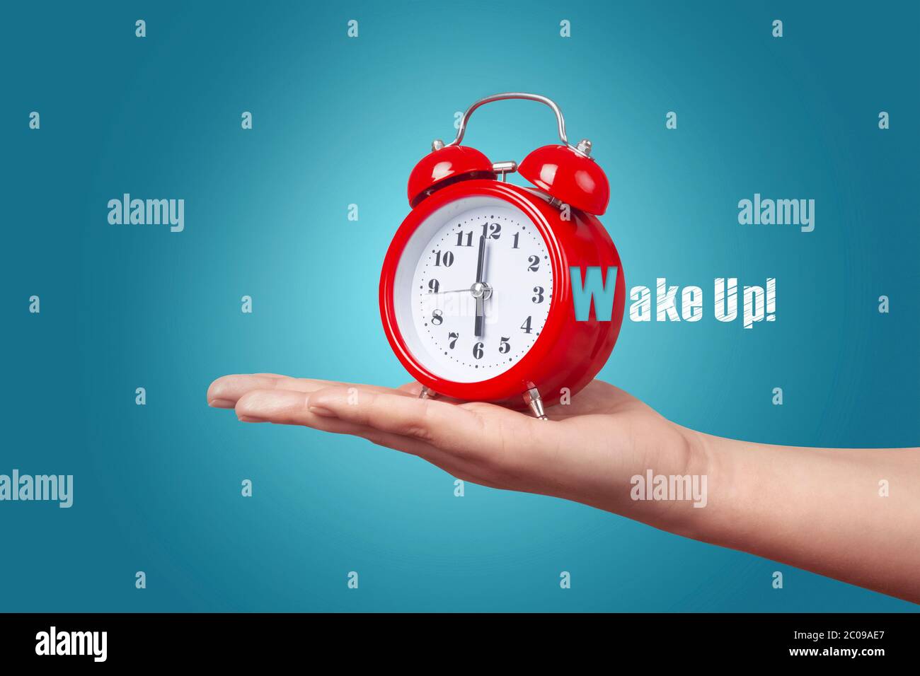 Reloj con alarma roja en mano sobre fondo azul, despertarse en la mañana  concepto Fotografía de stock - Alamy