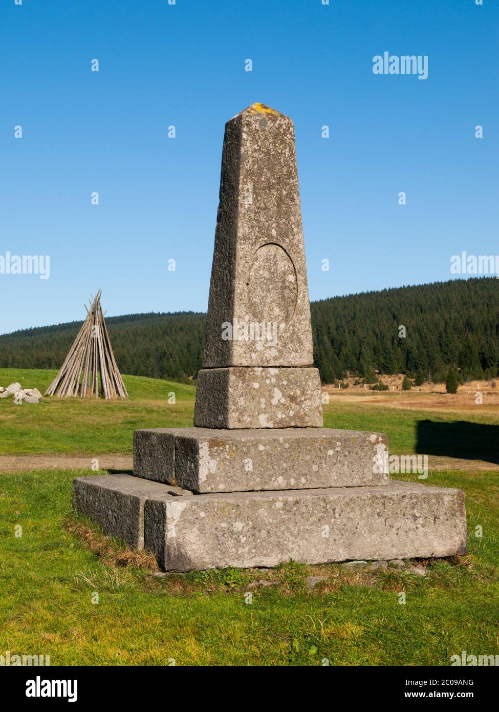 Monumento de piedra pirámide en el pueblo de montaña de Jizerka, República Checa Foto de stock