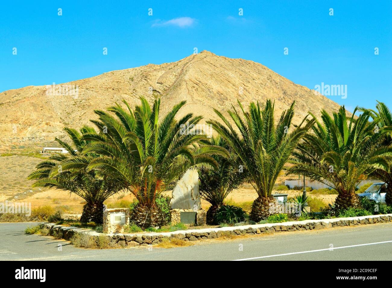 Montaña de Tindaya un lugar sagrado para la población local preespañol y también es conocida Montaña de Tindaya un lugar sagrado para la población local preespañol y también es conocida
