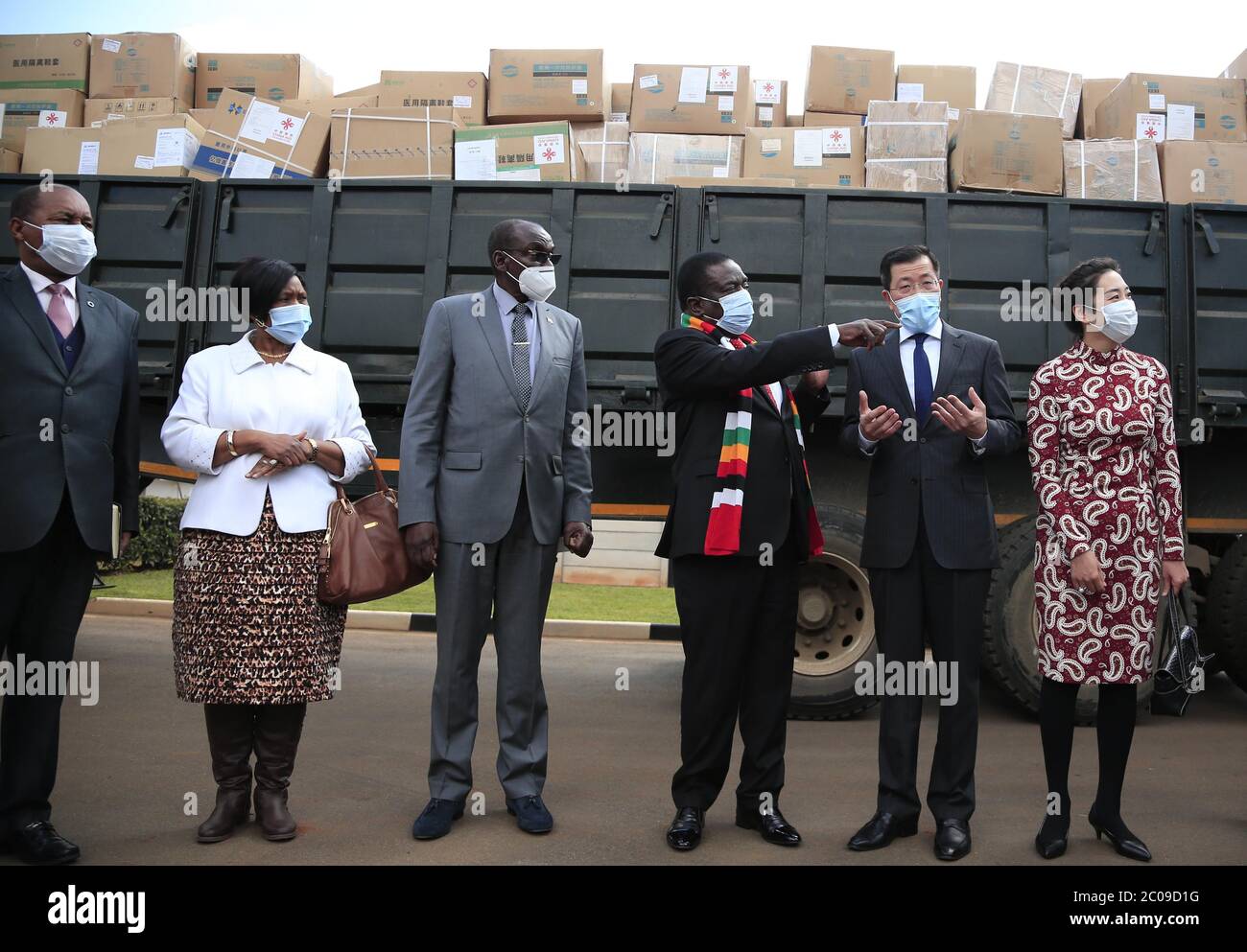 Harare, Zimbabwe. 11 de junio de 2020. El Presidente de Zimbabwe Emmerson Mnangagwa (3ra R) y el embajador chino en Zimbabwe Guo Shaochun (2da R) asisten a una ceremonia de entrega de suministros médicos contra el COVID-19 en Harare, Zimbabwe, el 11 de junio de 2020. El gobierno chino donó el jueves un segundo lote de suministros médicos anti-COVID-19 a Zimbabwe en medio de un aumento en el número de casos en el país del sur de África en las últimas semanas. Crédito: Shaun Jusa/Xinhua/Alamy Live News Foto de stock