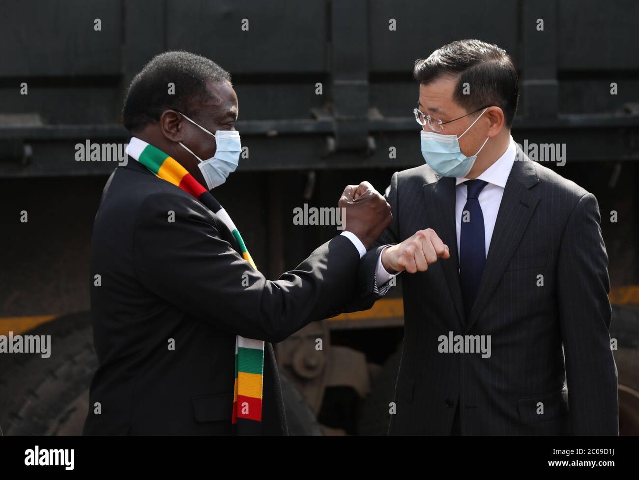 Harare, Zimbabwe. 11 de junio de 2020. El Presidente de Zimbabwe Emmerson Mnangagwa (L) y el embajador chino en Zimbabwe Guo Shaochun se saludan mutuamente en una ceremonia de entrega de suministros médicos contra el COVID-19 en Harare, Zimbabwe, el 11 de junio de 2020. El gobierno chino donó el jueves un segundo lote de suministros médicos anti-COVID-19 a Zimbabwe en medio de un aumento en el número de casos en el país del sur de África en las últimas semanas. Crédito: Shaun Jusa/Xinhua/Alamy Live News Foto de stock