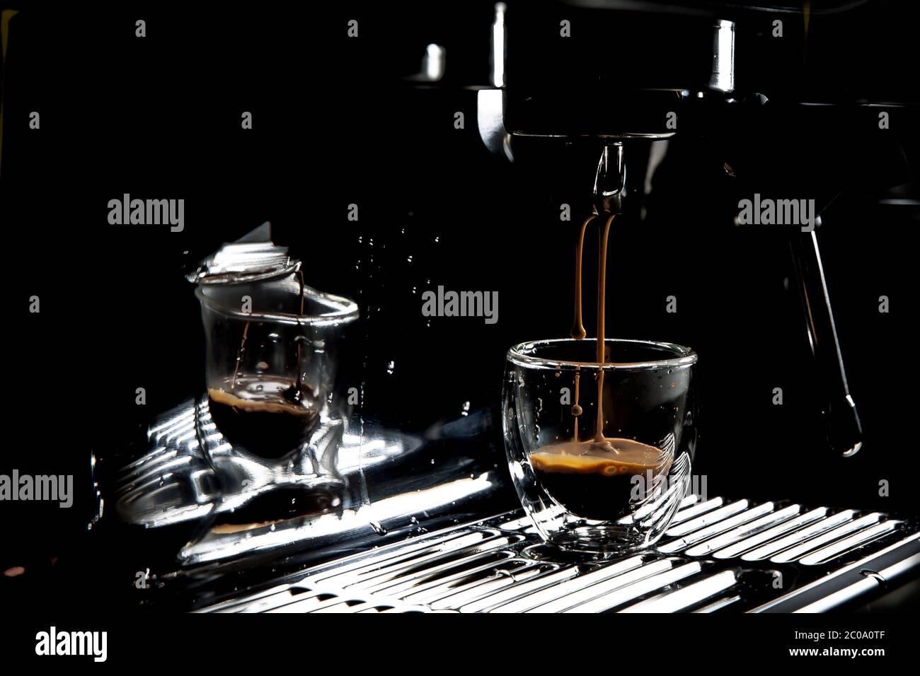 https://c8.alamy.com/compes/2c0a0tf/gotas-de-cafe-oscuro-goteando-en-una-taza-de-cafe-expreso-de-cristal-transparente-en-una-cafetera-expreso-manual-con-espacio-para-copias-primer-plano-2c0a0tf.jpg
