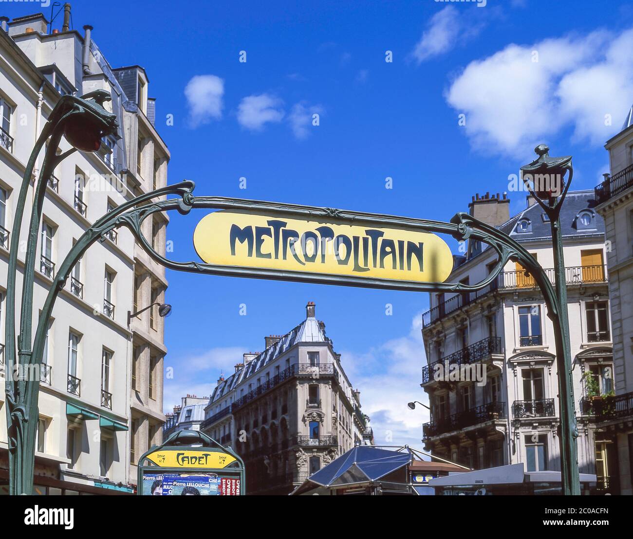 Señal de entrada a la línea de metro Cadet Metropolitain, Cadet, París, Île-de-France, Francia Foto de stock