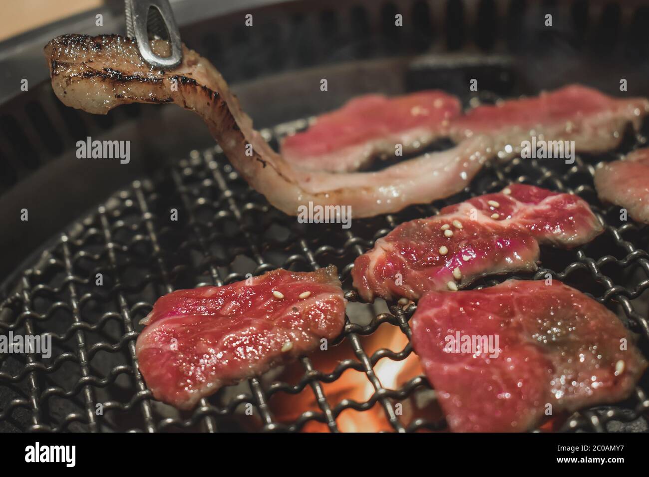 Carne de yakiniku japonesa en una parrilla de cerca Fotografía de stock -  Alamy