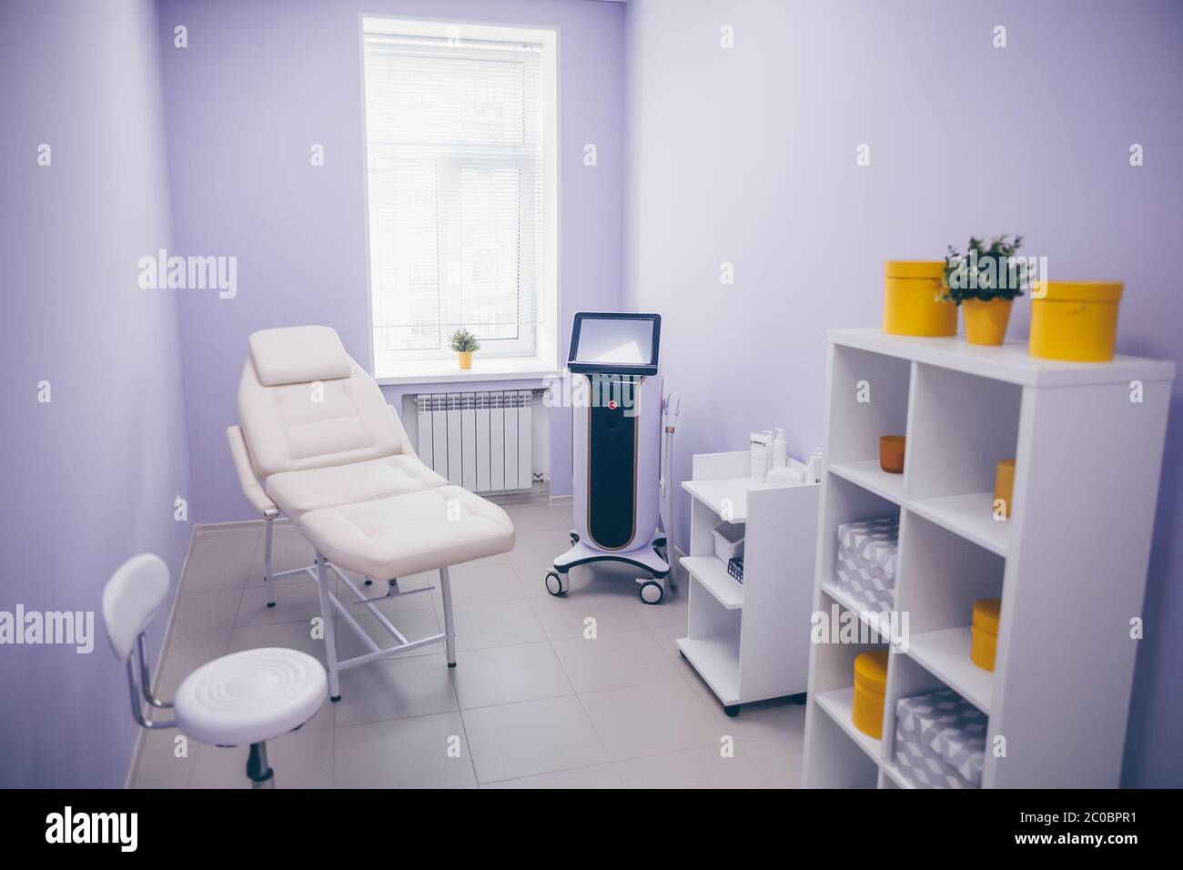 Equipo médico para cosmetología, máquina de depilación láser, sofá de  belleza. Gabinete de Beautician, detalles del interior del salón de belleza.  Oficina del cosmetólogo Fotografía de stock - Alamy