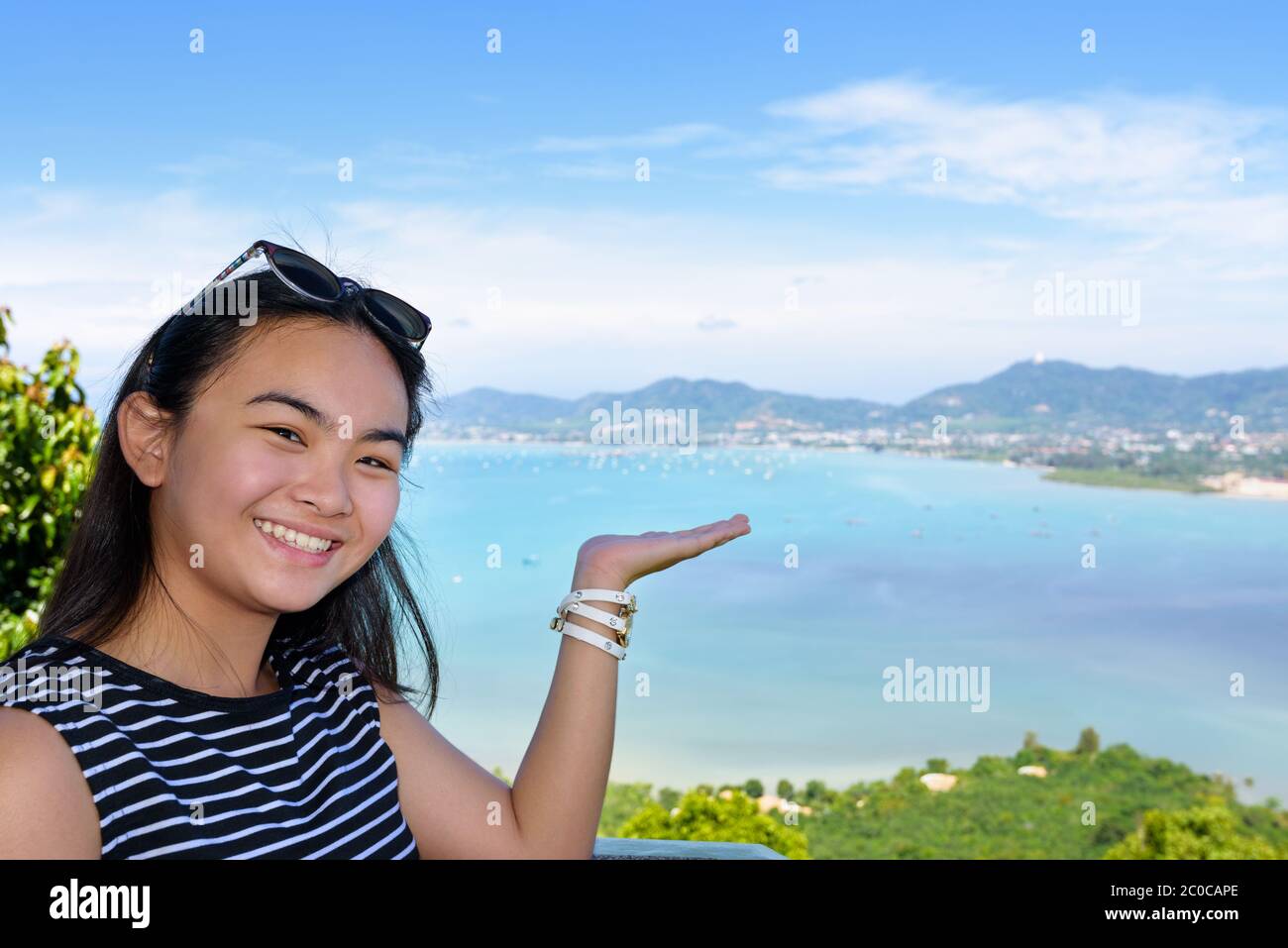 Mujeres turísticas invitando a ver del mar en la provincia de Phuket, Tailandia Foto de stock