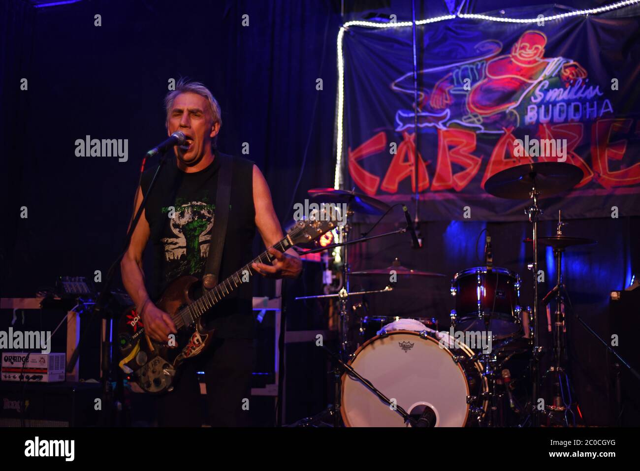 El veterano grupo punk rock, el cantante y guitarrista de DOA Joe Keithley, interpreta un espectáculo en solitario en un álbum lanzado en SBC, una discoteca en el sitio del antiguo Smilin Foto de stock